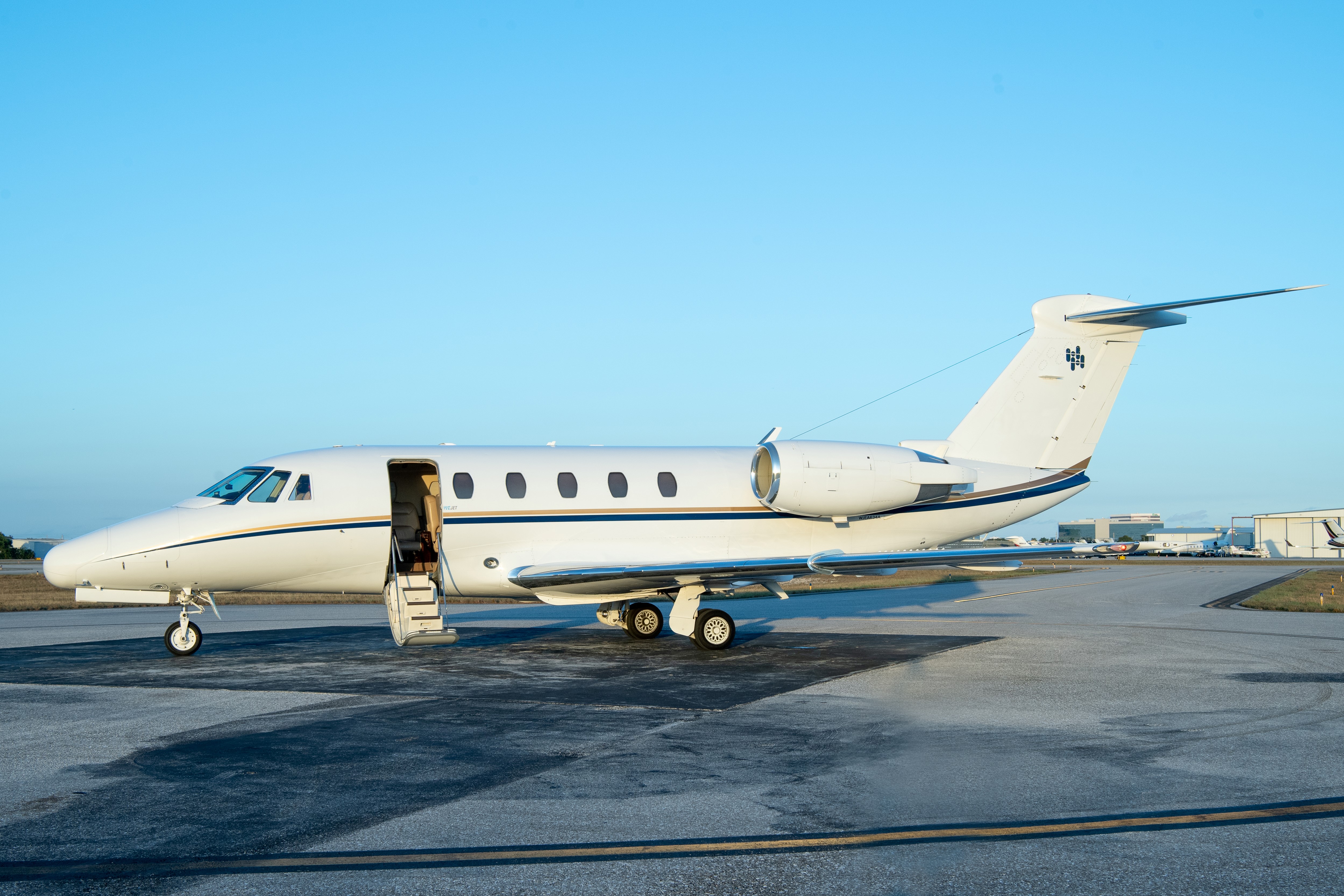 Image of tail N77HF